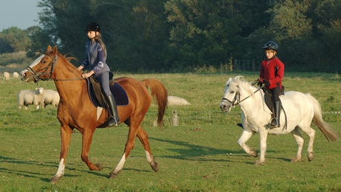 Ferienhof Reigardt. Das Bild zeigt 2 Kinder bei einem Ausritt. Foto: Bielig