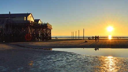 Das Bild zeigt den Pfahlbau Strandbar in SPO
