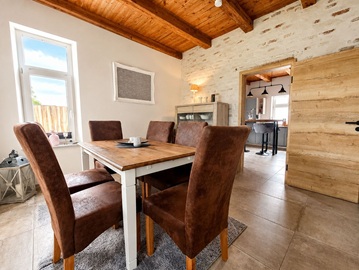 Ferienhaus ME(E)HRtied Eiderstedt, Esstisch