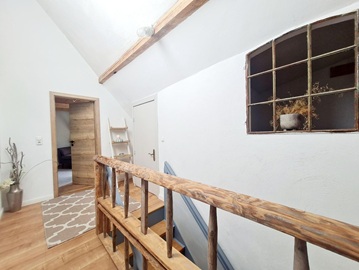 Treppenausgang oben mit Blick in Flur OG